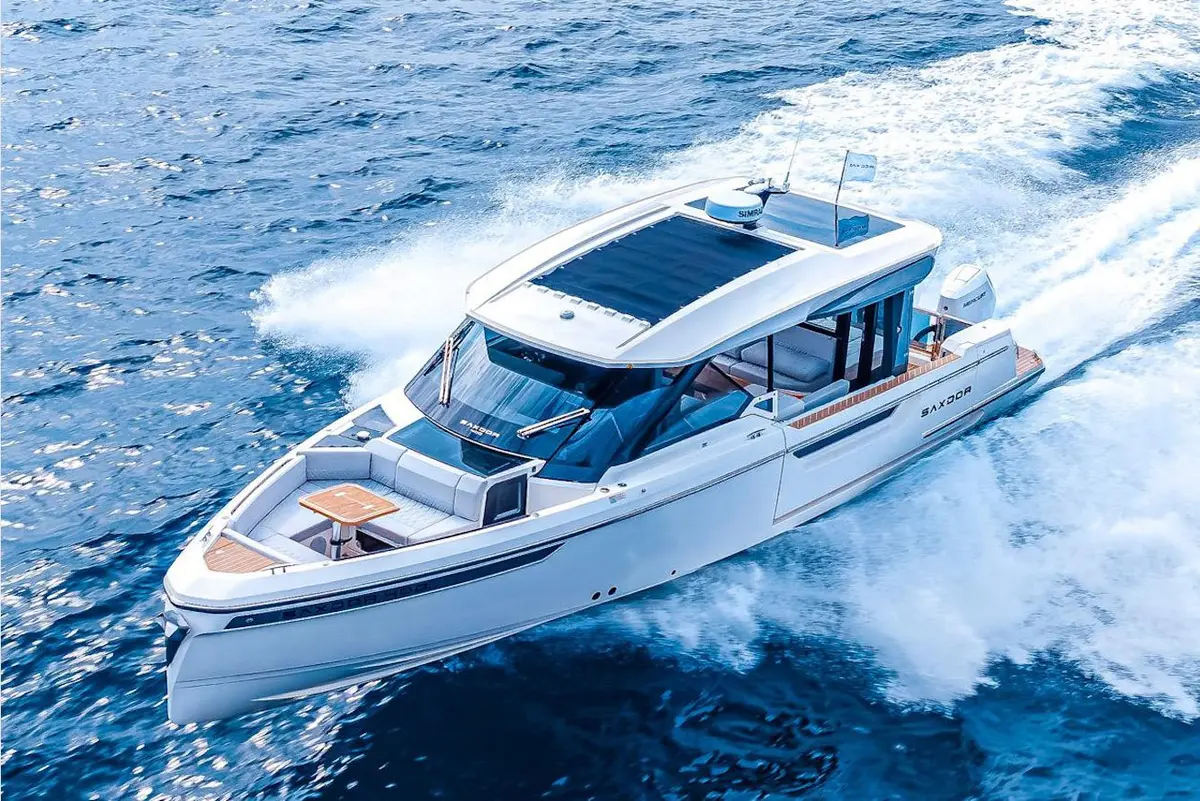 Saxdor 400 GTO, cubierta principal — Saint-Tropez Lux Yachts, Saint-Tropez. Saxdor 400 GTO — 12.4m