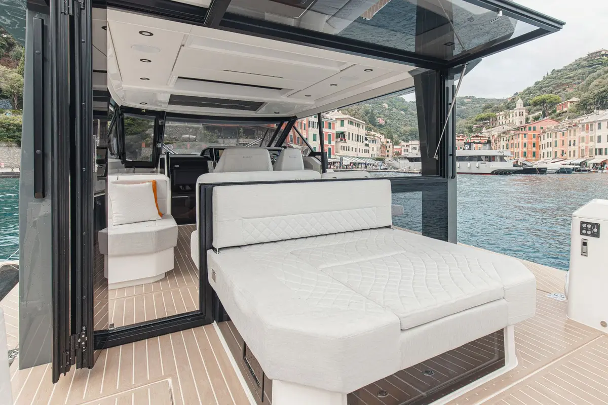 Saxdor 400 GTO, flybridge — Saint-Tropez Lux Yachts, Saint-Tropez. Saxdor 400 GTO — 12.4m